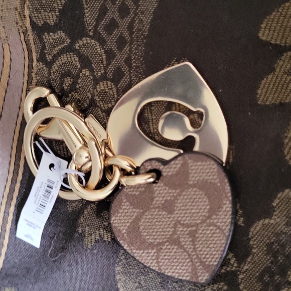 Coach signature heart leather heart and gold plated coach double Keychain bagged - Picture 4 of 6